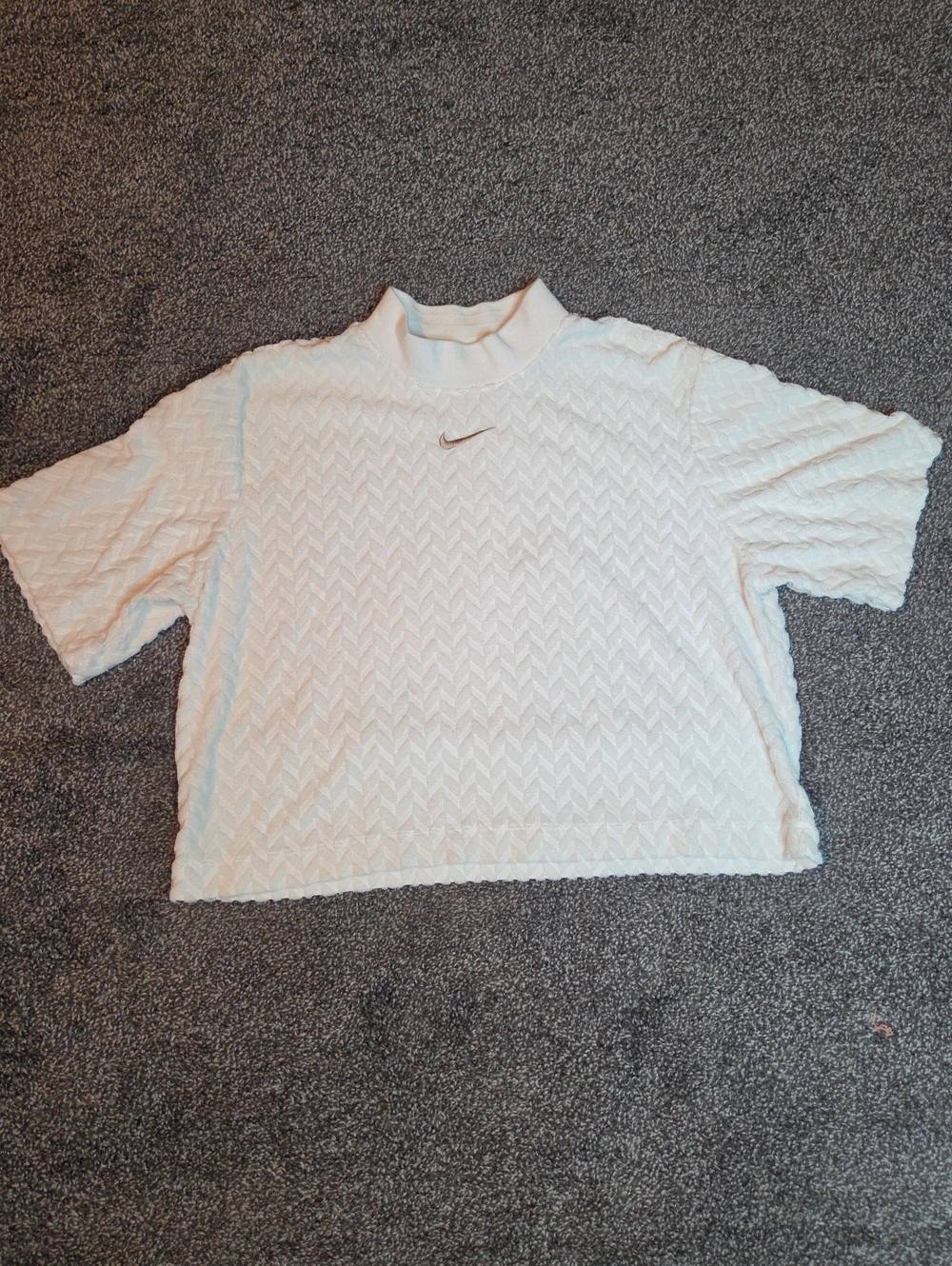Nike White Textured Short-Sleeve Cropped Top with Subtle Chevron